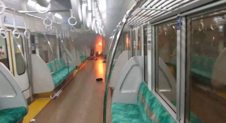 京王八王子発新宿行き特急電車で火が付いた車内の写真